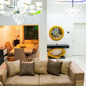 Appartement Familial, balcon, vue ville | Coin séjour