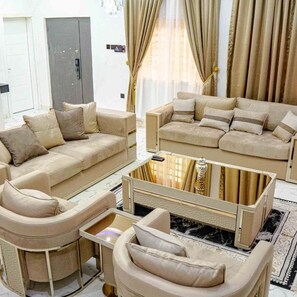 Appartamento familiare, balcone, vista città | Area soggiorno