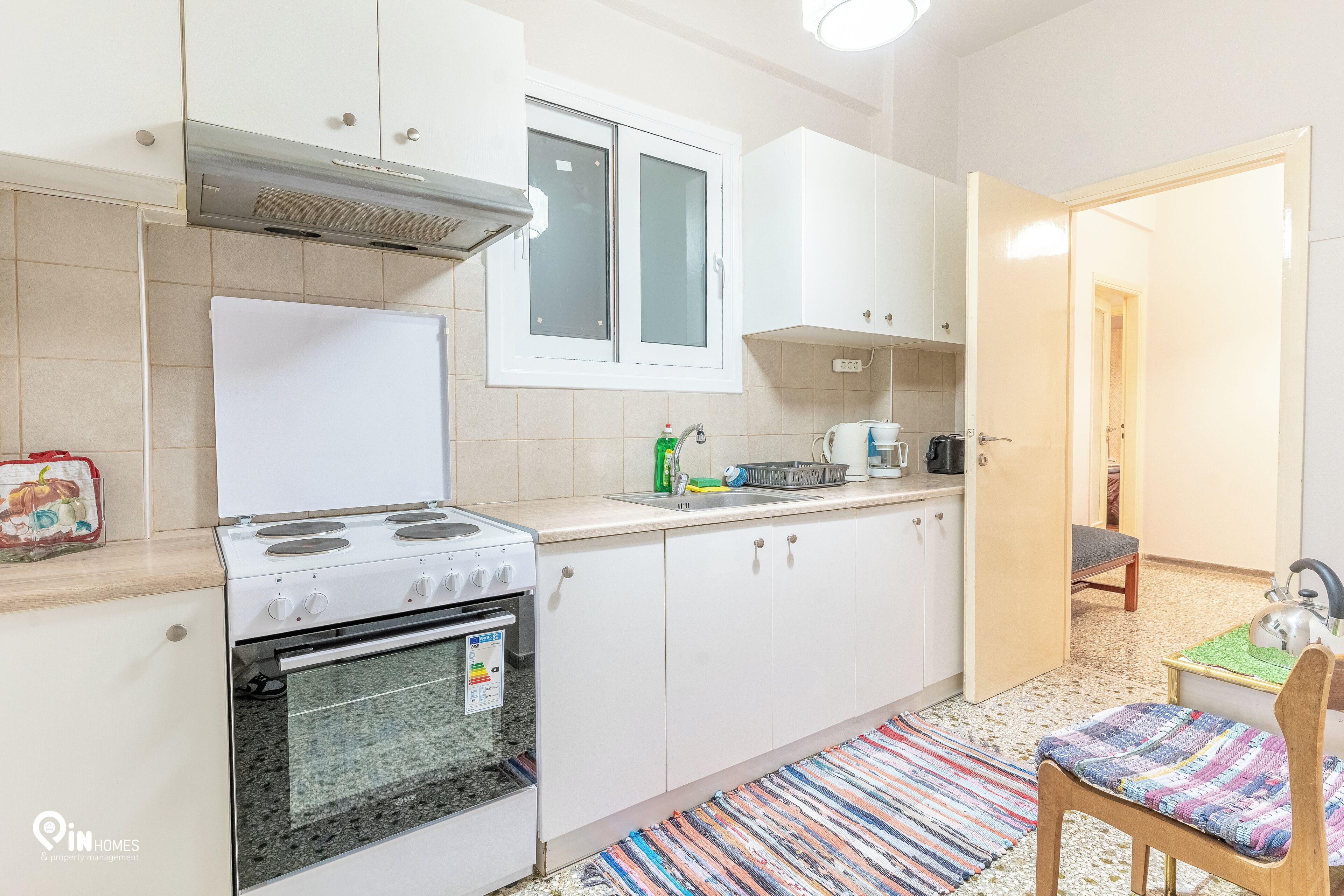 Kjøleskap, ovn, kokeplater og kaffetrakter/tekoker