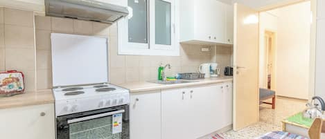 Kjøleskap, ovn, kokeplater og kaffetrakter/tekoker