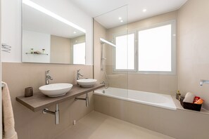 Douche, sèche-cheveux, serviettes fournies