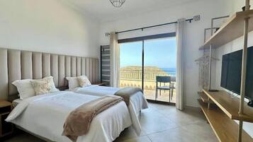 3 quartos, ferros/tábuas de passar roupa, acesso à internet