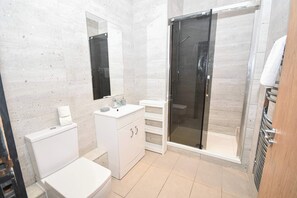Shower, hair dryer, towels, shampoo - Modern & Cosy 2BED Apartment in Central Liverpool (Liverpool)