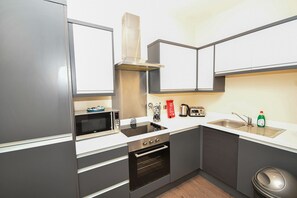 Fridge, microwave, oven, stovetop - Modern & Cosy 2BED Apartment in Central Liverpool (Liverpool)