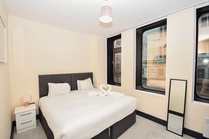 2 bedrooms, iron/ironing board, WiFi, bed sheets - Modern & Cosy 2BED Apartment in Central Liverpool (Liverpool)