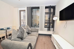 TV, offices - Modern & Cosy 2BED Apartment in Central Liverpool (Liverpool)