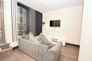 TV, offices - Modern & Cosy 2BED Apartment in Central Liverpool (Liverpool)