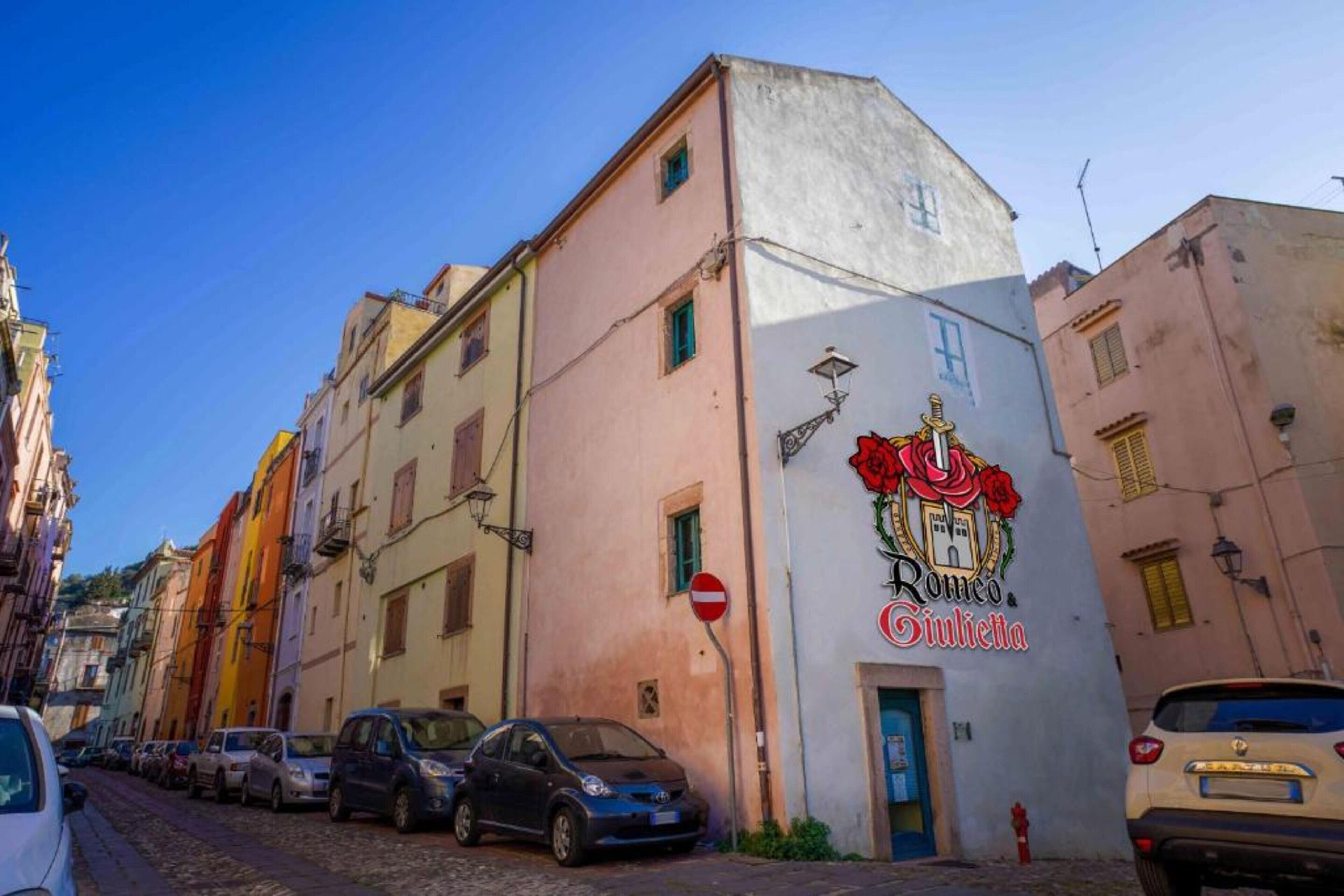 Une vue de rue avec un bâtiment sur lequel on peut voir une enseigne indiquant « Romico Silicetta ».