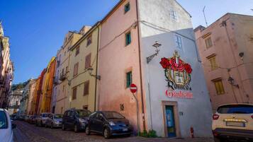 Une vue de rue avec un bâtiment sur lequel on peut voir une enseigne indiquant « Romico Silicetta ».