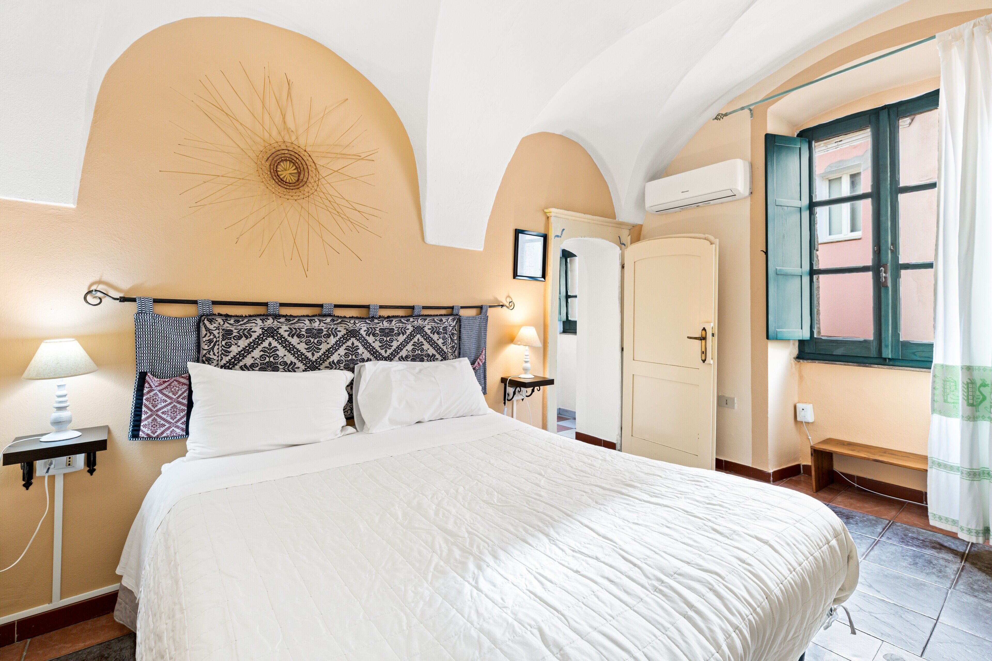 Desk, WiFi, bed sheets