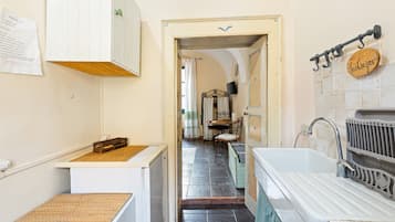 Chuveiro, produtos de toalete grátis, secador de cabelo