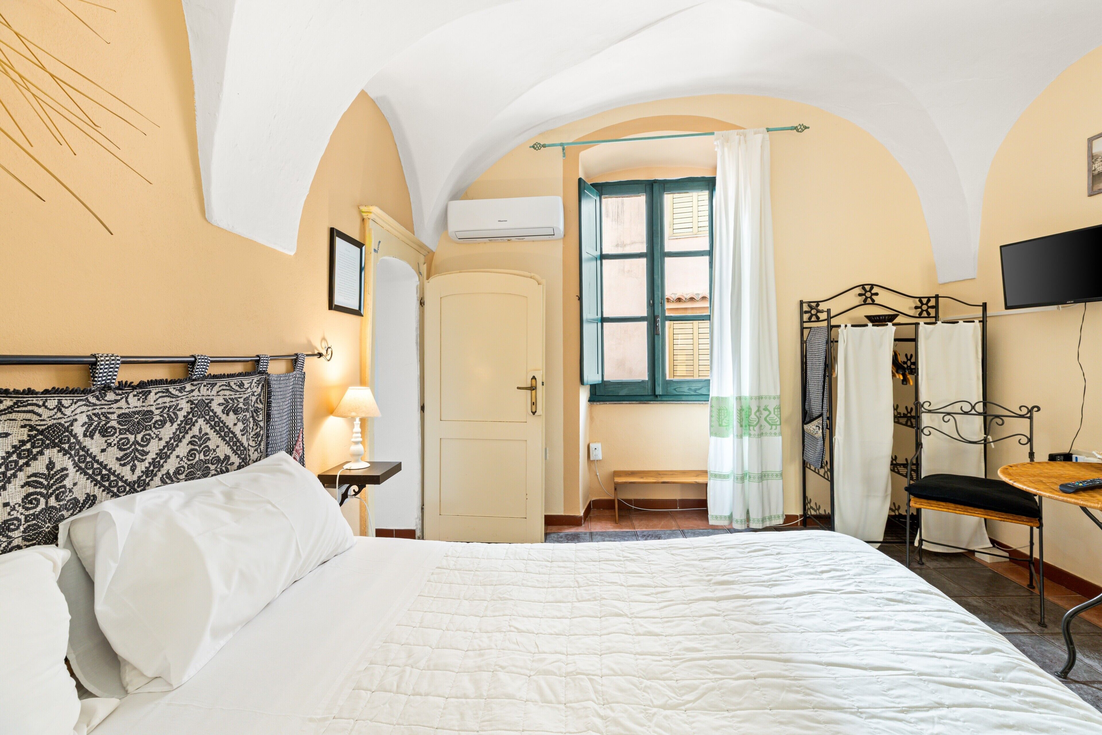 書桌、Wi-Fi、床單