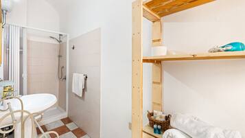 Een douche, een haardroger, handdoeken