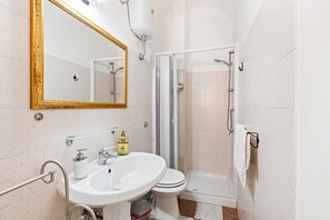 Shower, hair dryer, towels - Romeo & Giulietta Rooms: Double Room in Historic Bosa (Bosa)