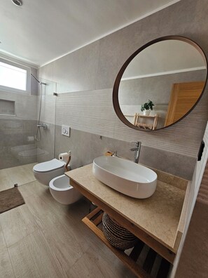 Shower, hair dryer, bidet, towels - Estrella Garden • Meridiana 204 Modern Apartment (Dominicus)