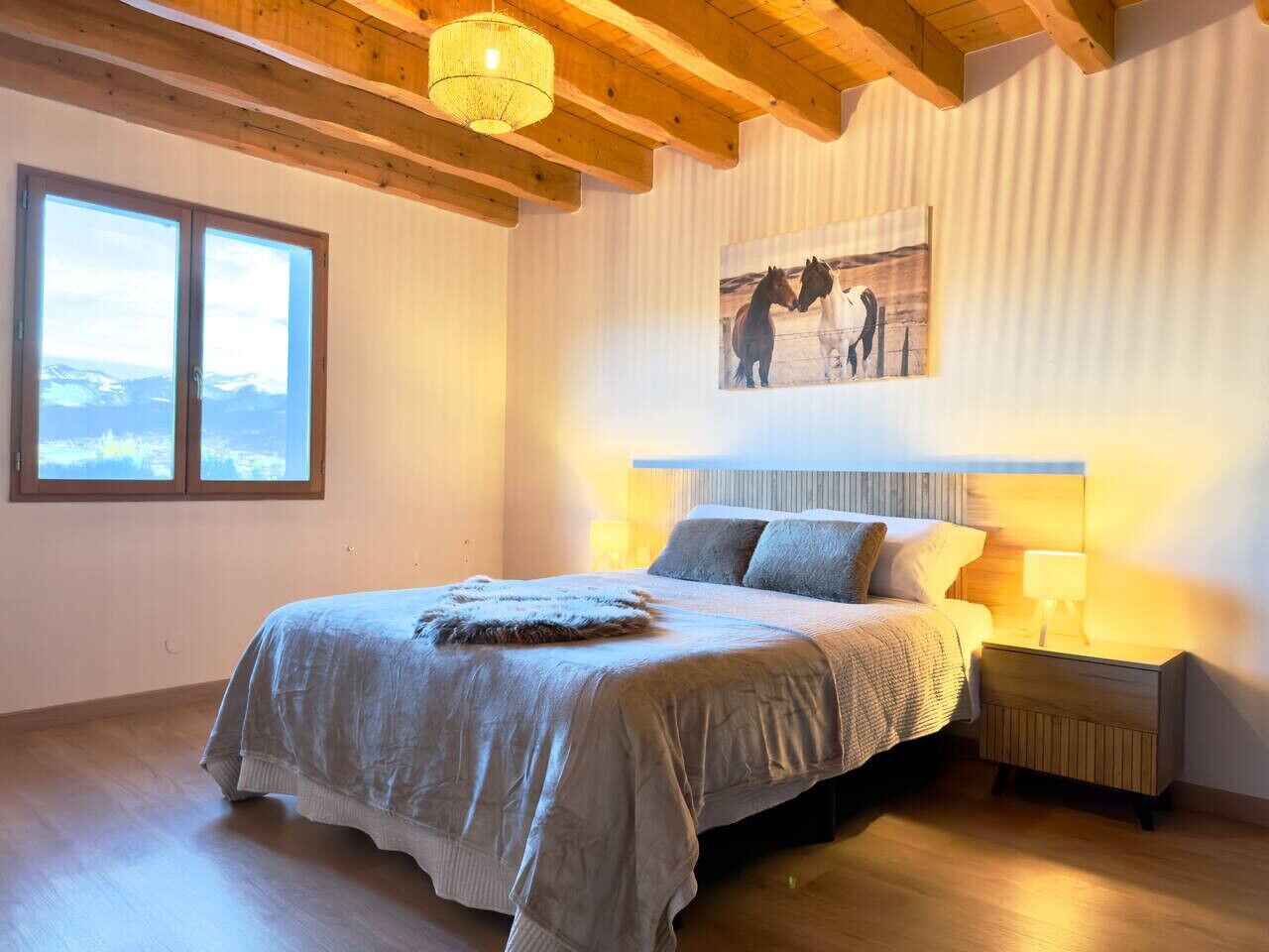 Escritorio, tabla de planchar con plancha, cuna de viaje y wifi 