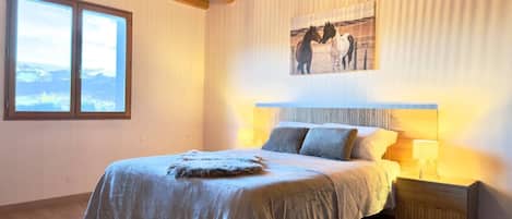 Bureau, fer et planche à repasser, lit parapluie, Wi-Fi