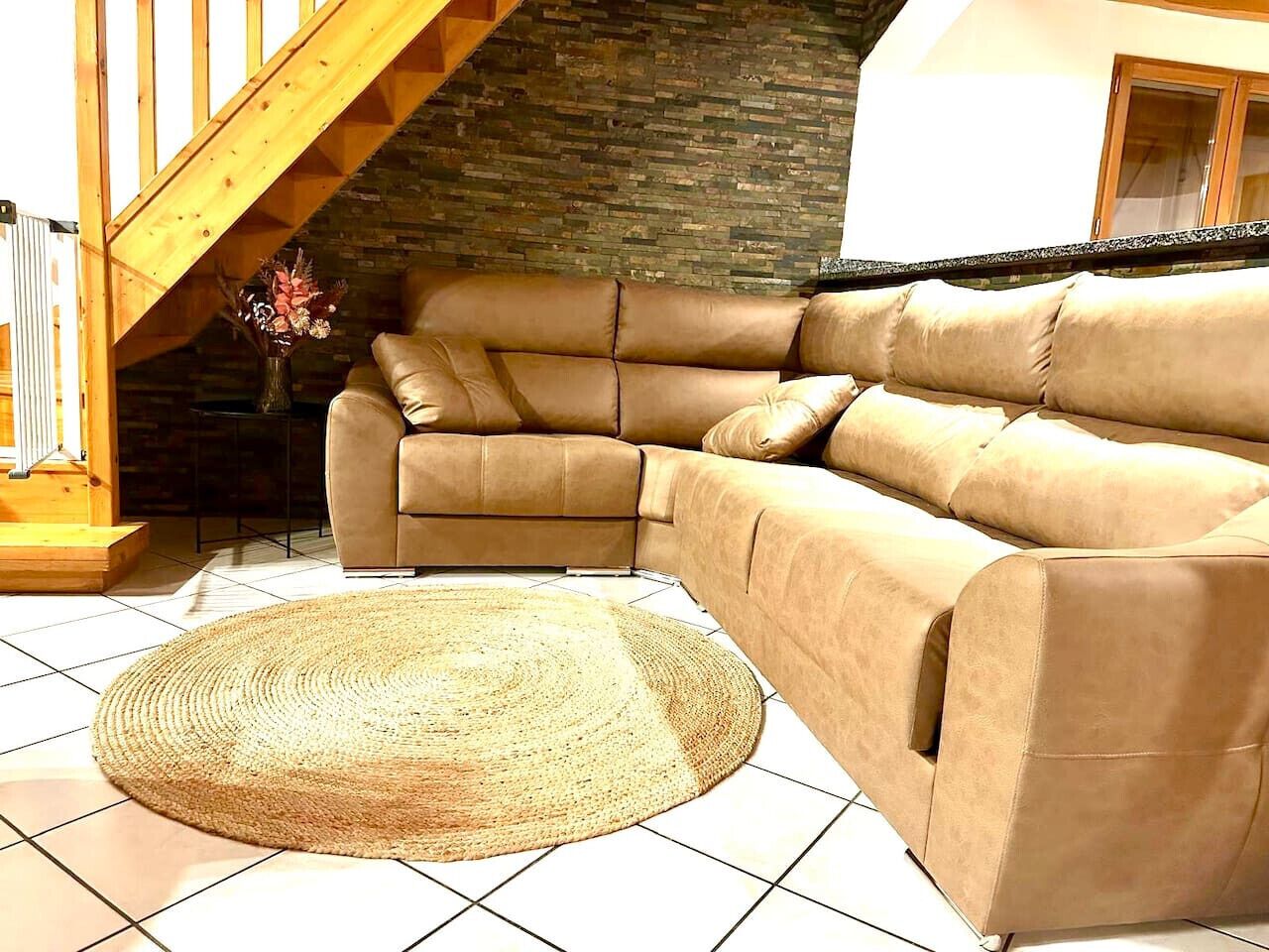 Télévision, cheminée, livres