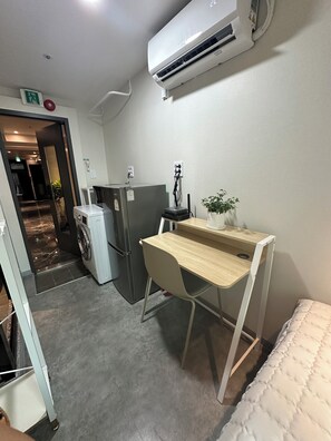 Desk, laptop workspace, free WiFi - U Stay Hostel (Seoul)