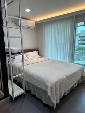 Habitación individual Deluxe, balcón, vistas a la ciudad | Escritorio, espacio para trabajar con un portátil, wifi gratis