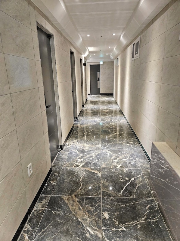 Escritorio, espacio para trabajar con un portátil, wifi gratis