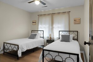 3 bedrooms, desk, iron/ironing board, free WiFi