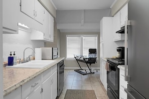 Een koelkast, een microgolfoven, een oven, een kookplaat