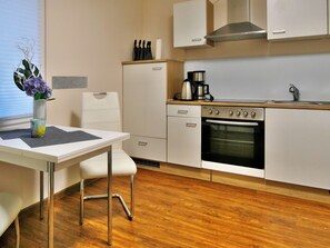 Kjøleskap, mikrobølgeovn, ovn og kokeplater