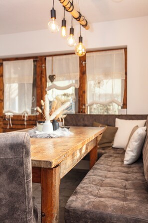 Comfort House, 2 Bedrooms, Mountain View | In-room dining - Ferienhaus Wienerwald - Saalfelden (Saalfelden am Steinernen Meer)