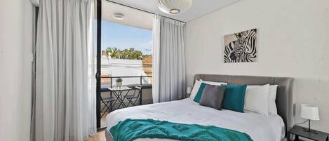 Bureau, fer et planche à repasser, lit parapluie, Wi-Fi