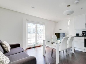 Interior - 2BR Penthouse with balcony (Greater London)