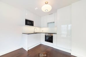 Fridge, microwave, oven, stovetop - 2BR Penthouse with balcony (Greater London)