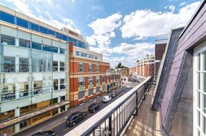 Property grounds - 2BR Penthouse with balcony (Greater London)