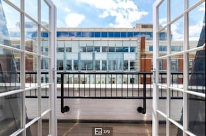 Property grounds - 2BR Penthouse with balcony (Greater London)