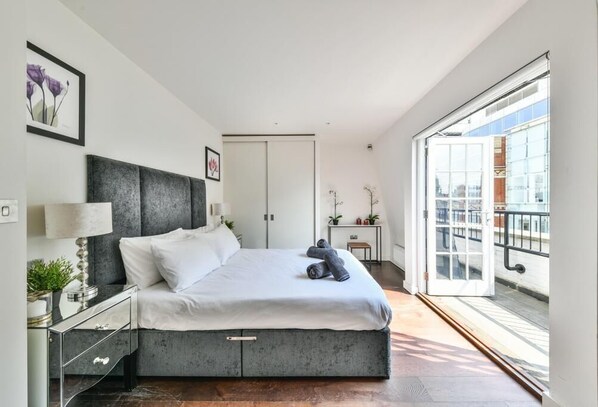 2 bedrooms, iron/ironing board, WiFi, bed sheets - 2BR Penthouse with balcony (Greater London)