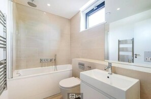 Een douche, een haardroger, handdoeken