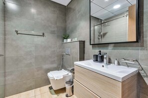 Shower, hair dryer, towels - Free housekeeping visits during your stay - StayShort - Comfortable Studio Stay in Square Tower Ideal for 2 (JVC)