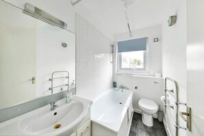 Douche, sèche-cheveux, serviettes fournies