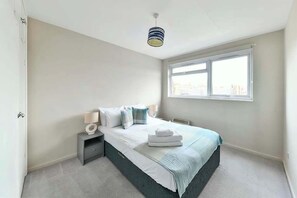 1 bedroom, iron/ironing board, WiFi, bed sheets - The Elden - No.15 - Fairway Hosting (Greater London)