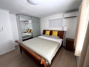 Tabla de planchar con plancha, wifi y ropa de cama 