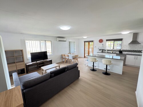 Entire Upstairs Level in Bray Park, Family-Friendly