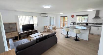 Entire Upstairs Level in Bray Park, Family-Friendly