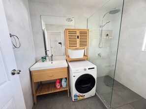 Ducha, secador de pelo, toallas, jabón