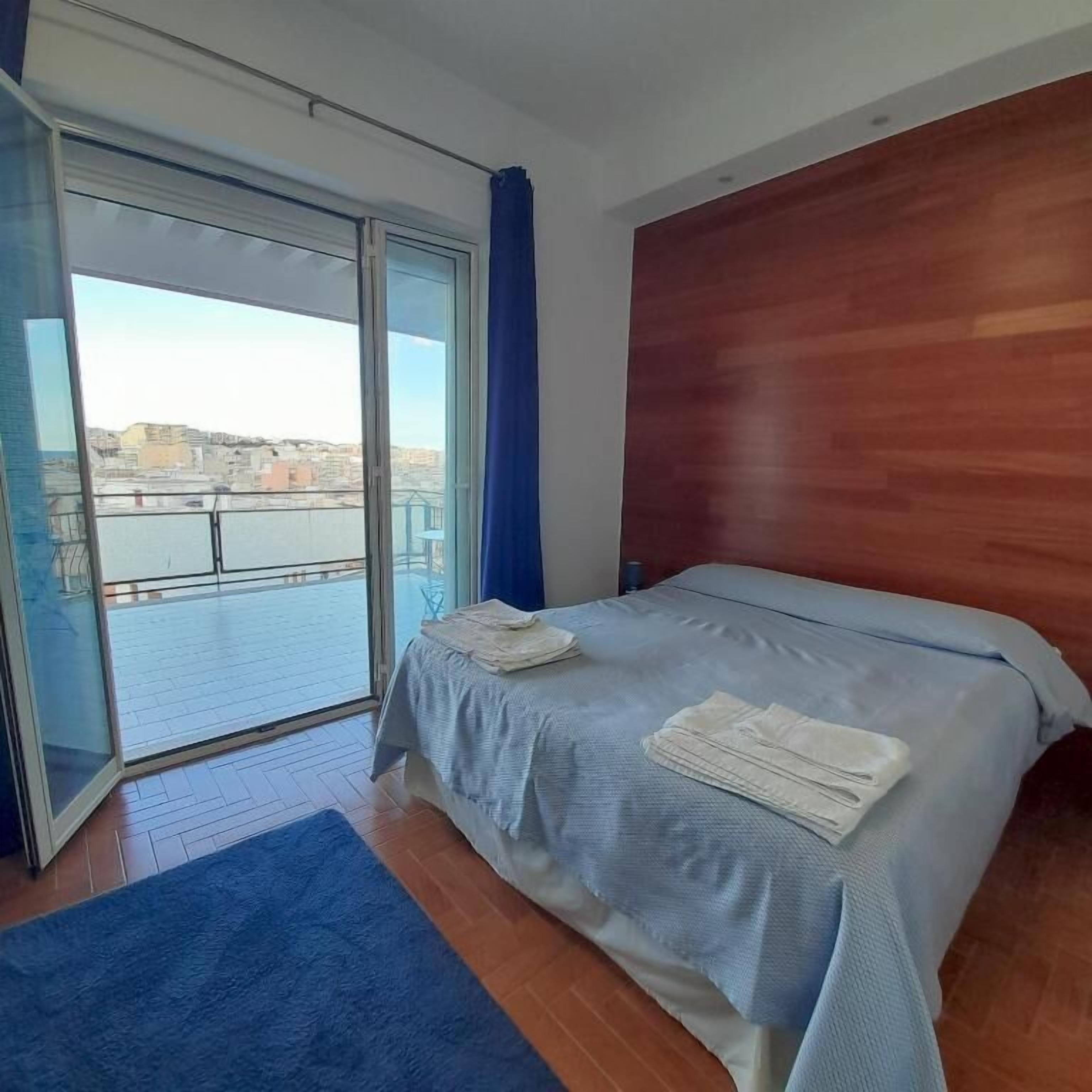 Camera Blu | Blackout curtains, free WiFi