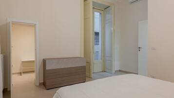 2 Schlafzimmer, Bügeleisen/Bügelbrett