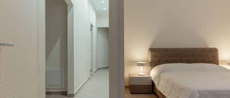 2 habitaciones y tabla de planchar con plancha