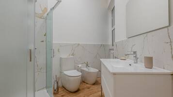 Doccia, bidet, asciugamani