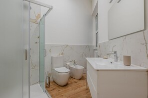 Ducha, bidé y toallas