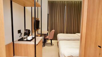 Dobbeltrom – business | Skrivebord, skrivebord for bærbar PC og wi-fi (inkludert)