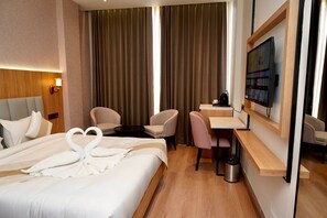 Deluxe tweepersoonskamer, uitzicht op de stad | Een bureau, een laptopwerkplek, gratis wifi